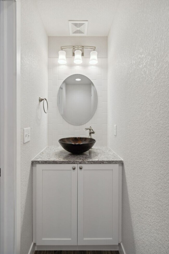 Building Photo - Modern 3BD Townhome w/ a Rooftop Deck!