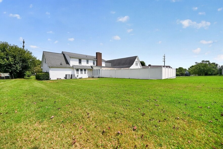 Building Photo - 305 Autumn Ridge Dr
