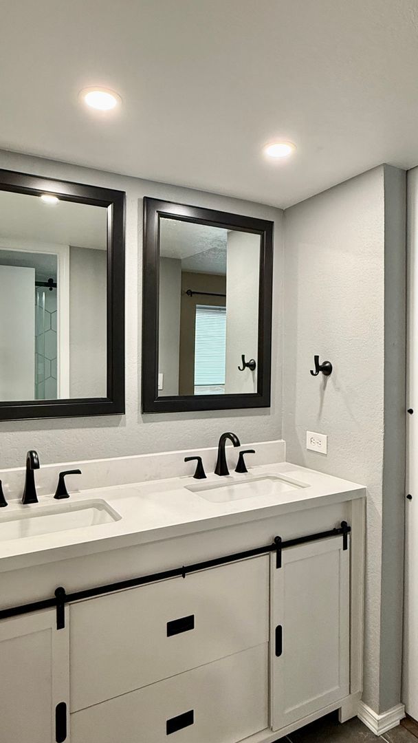 Building Photo - Move in ready home on Hollandale