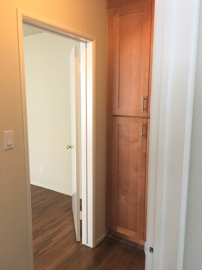 Building Photo - Parr, 10424-10425