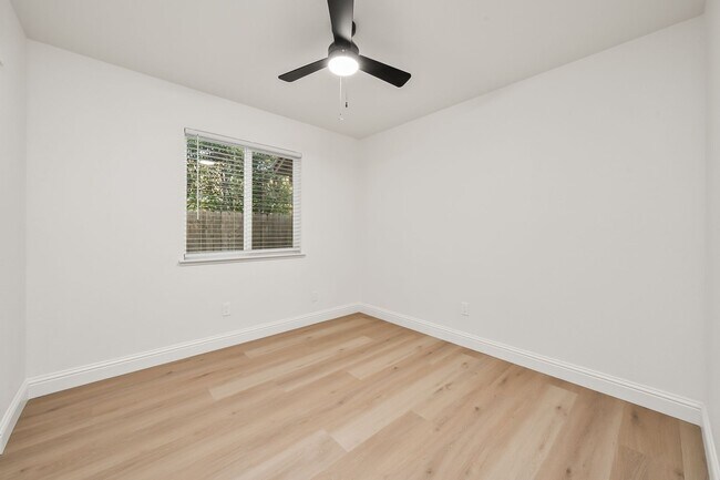 Building Photo - 302 Carlina Ct