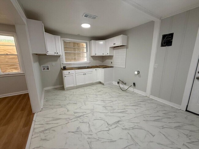 Building Photo - 2634 Highland Ave
