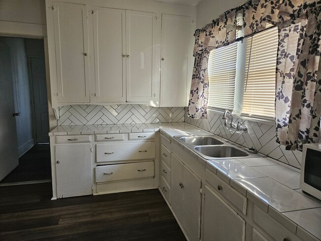 Building Photo - 1964 Gaston St