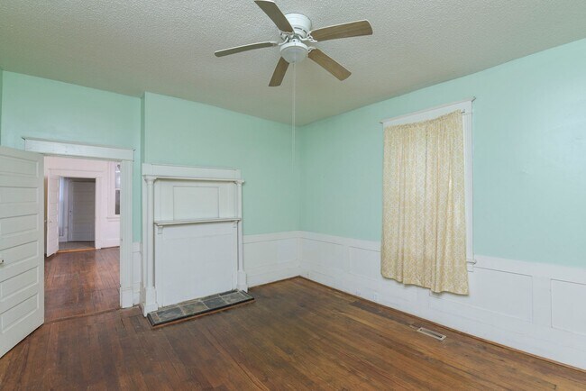 Building Photo - Charming 2 bedroom 1 bath home in Elmwood ...