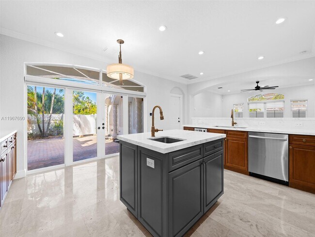 Building Photo - 827 SE 2nd Ct