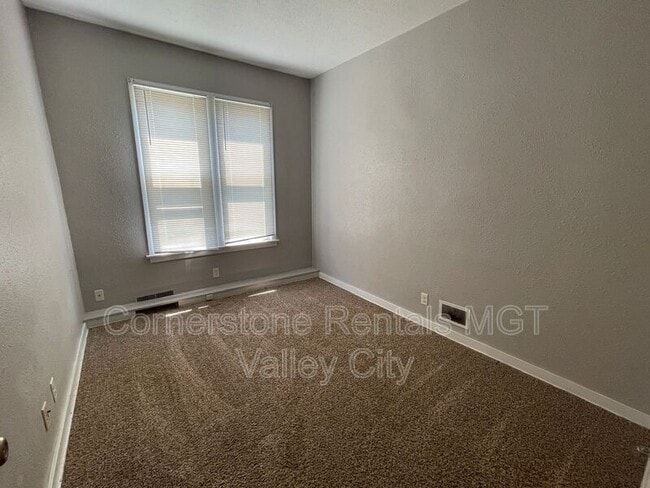 Building Photo - 458 3rd St NE