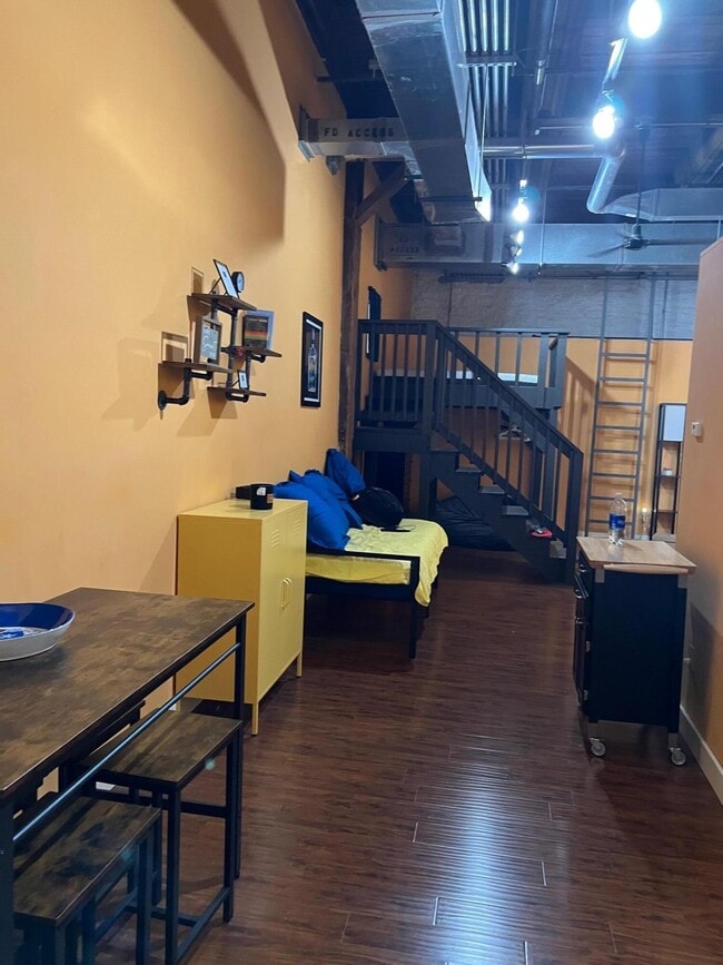 Building Photo - 585 S Upper St