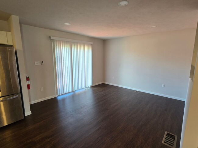 Building Photo - 3 Bedroom 2.5 Bath Single Family Home in G...