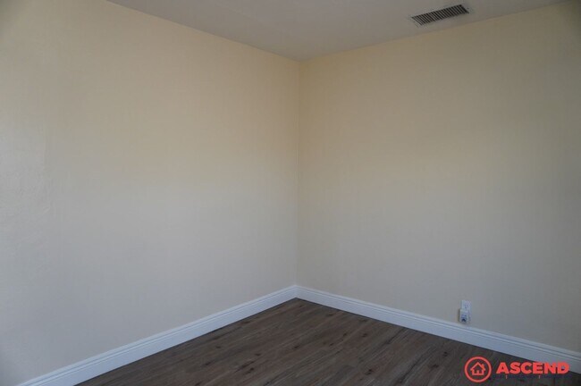 Building Photo - Cozy 2BD/1BA Home in Bakersfield's 93308 — Trash Included, Driveway & No Pets!