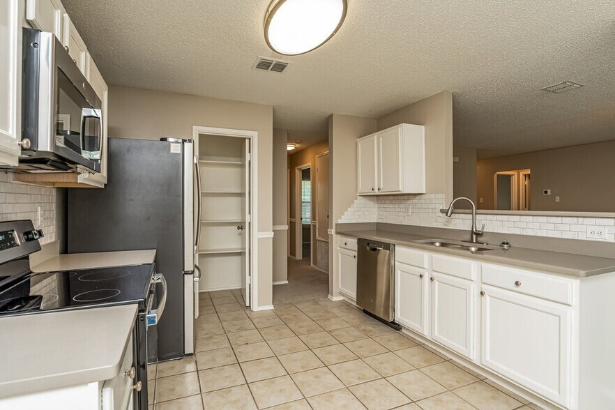 Building Photo - 1616 Deerwood Dr