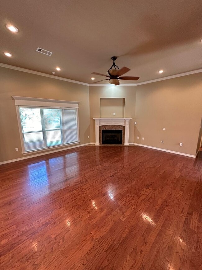 Building Photo - 1010 S Vancouver Ave