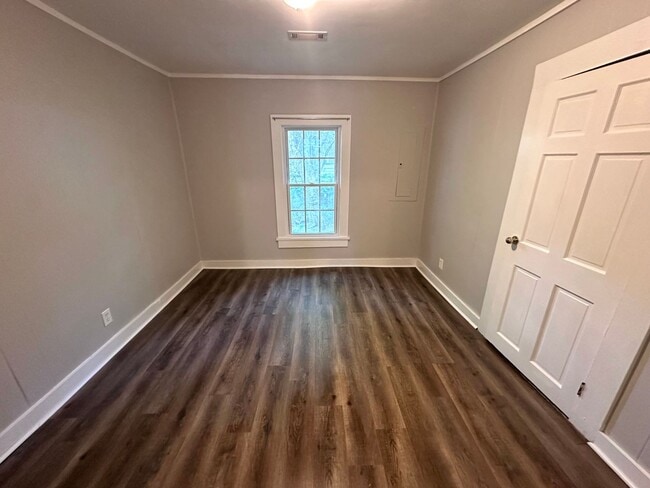 Building Photo - 3 Bedrooms, 1 Bathroom - North Rome House