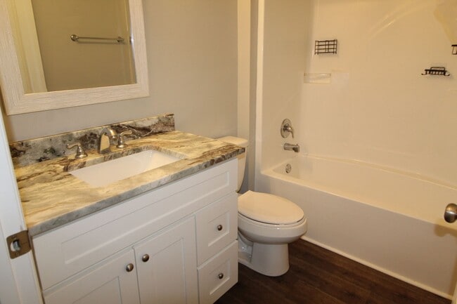 Building Photo - 3 Bedroom in Magnolia Gardens Available Now!