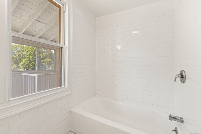 Building Photo - 318 Suburban Ave