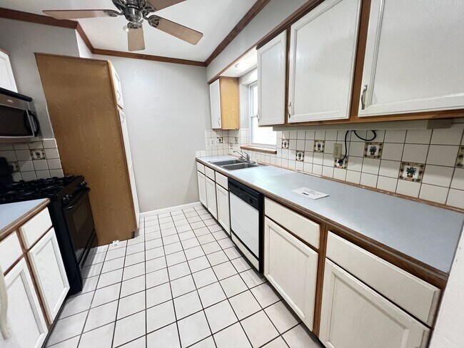 Building Photo - Charming Deltona Lakes Home!