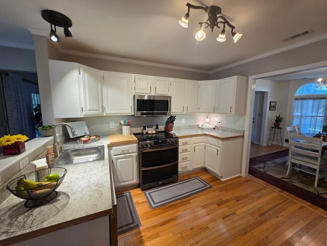 Building Photo - Beautiful 3 bedroom, 2 bath house with one car garage, located on Jonaquins Creek.