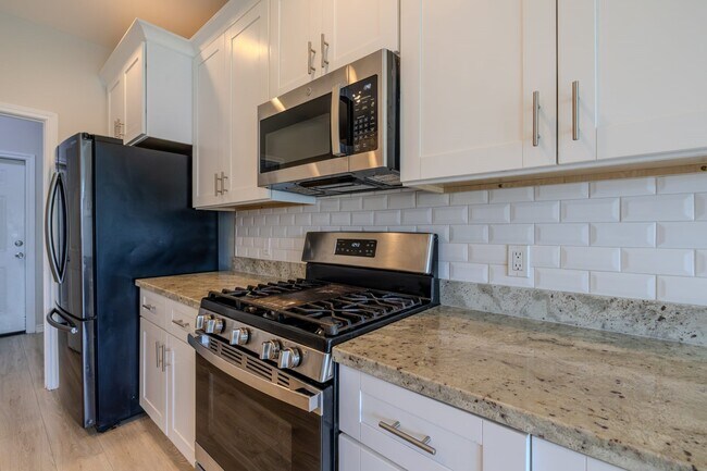 Building Photo - 2422 Cardinal Dr