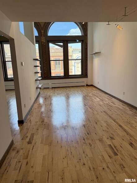 Building Photo - 226 S 6th St