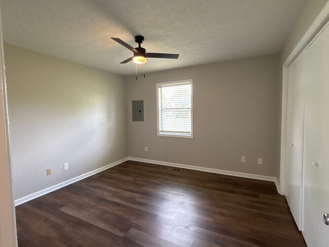 Building Photo - Charming 2 Bedroom Duplex in Manchester!