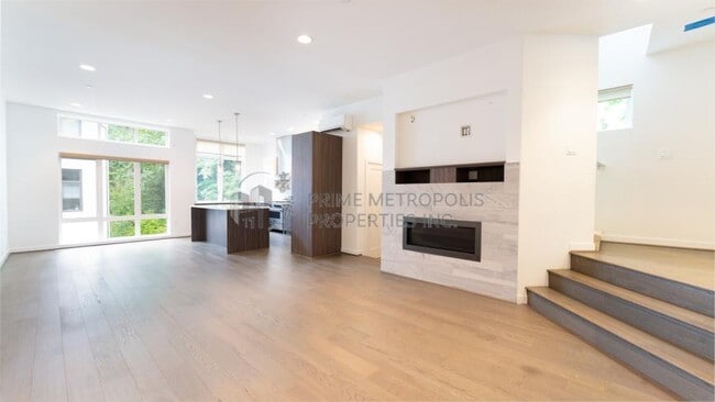 Building Photo - 3 bedroom in Bellevue WA 98004