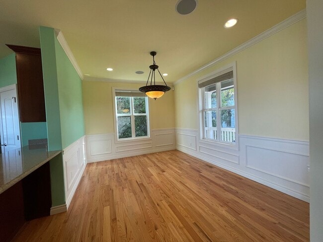 Building Photo - Spacious 5-Bedroom Home with Cascade & Val...