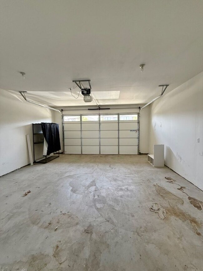 Building Photo - Beautiful 3-Bedroom Townhome in Purcell La...