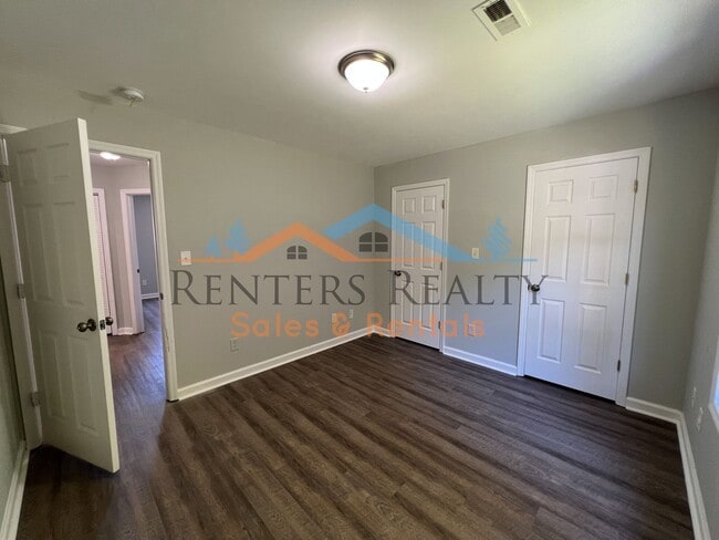 Building Photo - 2 Bedroom Townhouse with Yard