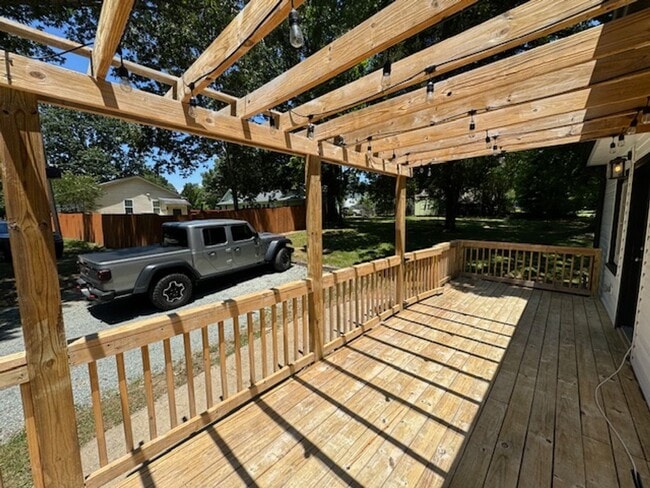 Building Photo - Charming Hillsborough Ranch!