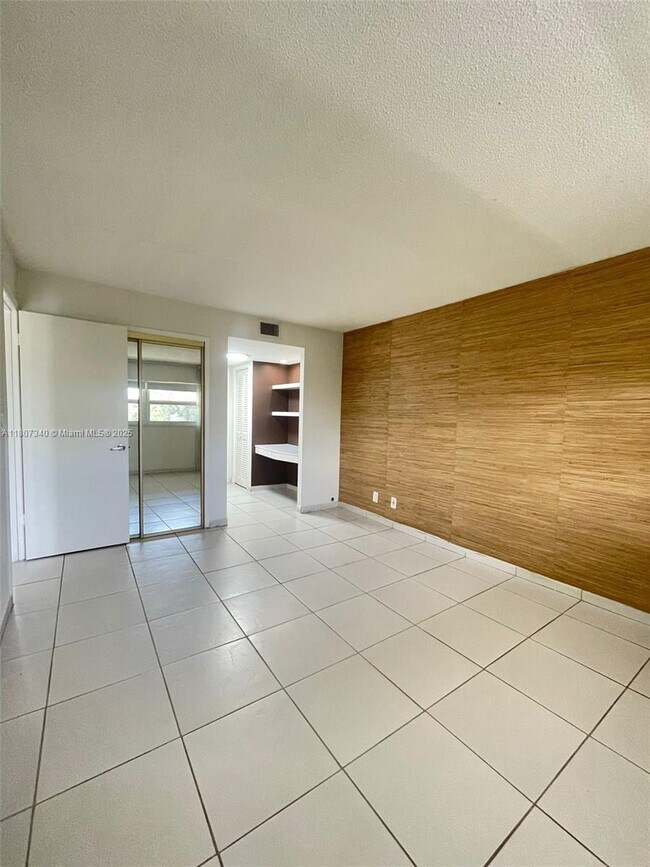 Building Photo - 950 Hillcrest Dr