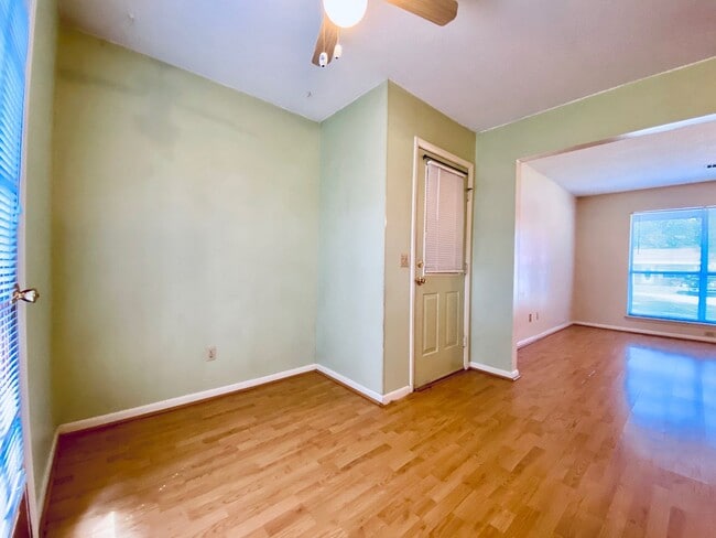 Building Photo - AVAILABLE NOW  [PET FRIENDLY]