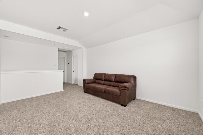 Building Photo - 5442 Pinetree Cres Ln