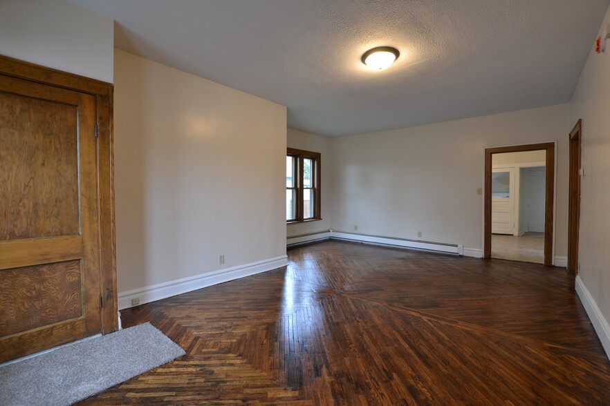 Building Photo - 527 Walsh Ave
