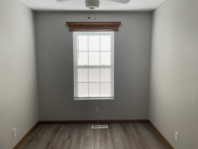 Building Photo - 6924 N Edison Ave