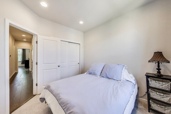 Building Photo - Stunning Contemporary Townhome - 4 Bedroom...