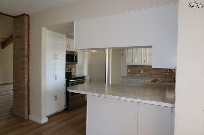 Building Photo - 5030 Edgecliff Dr