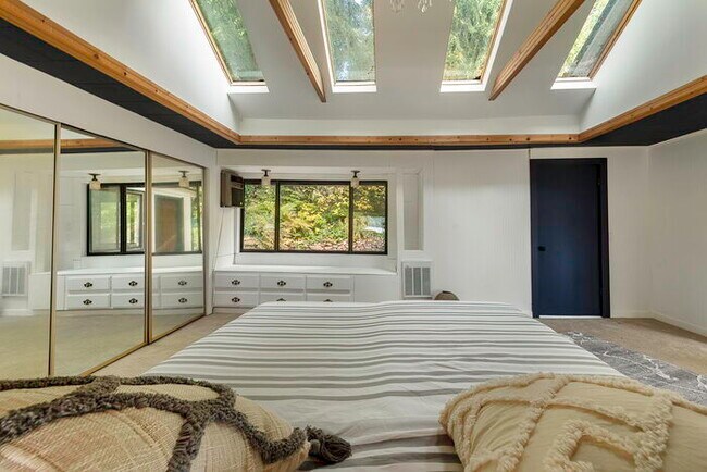 Building Photo - BEAUTIFUL CABIN STYLE HOME ACROSS FROM SILVER LAKE