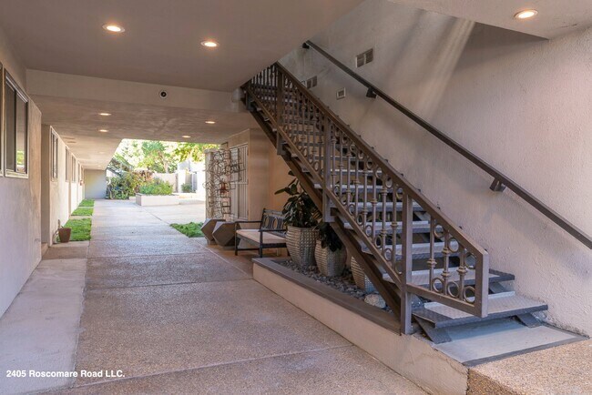 Building Photo - 2405 Roscomare Rd