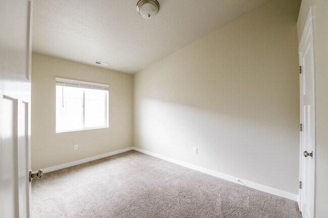 Building Photo - 4 Bed 3.5 Bath Townhome in Bluffdale!!! January Rent Free!!