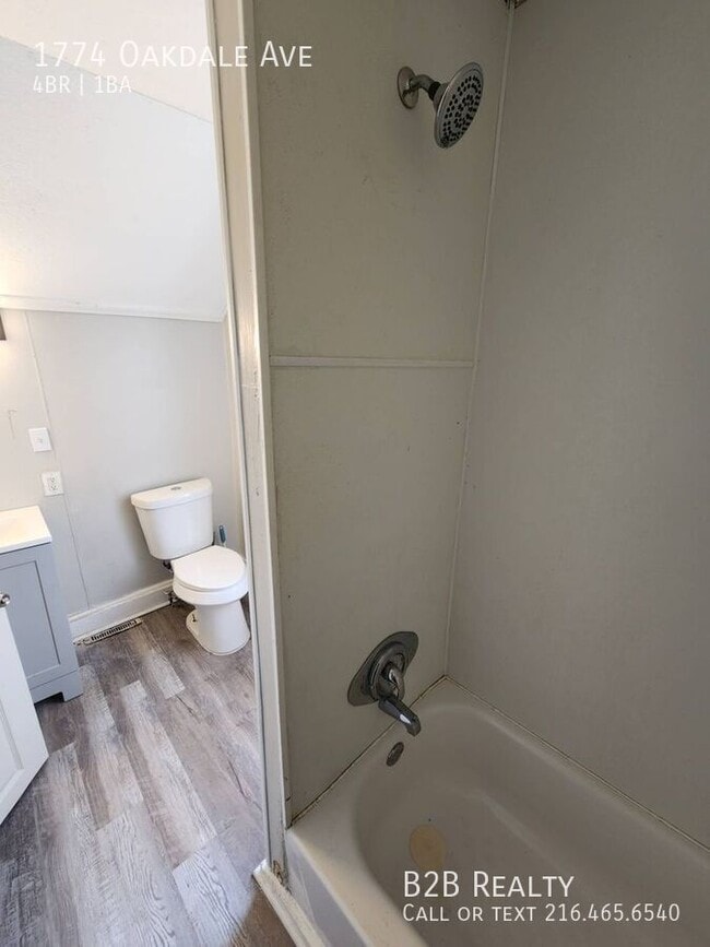 Building Photo - 1774 Oakdale Ave