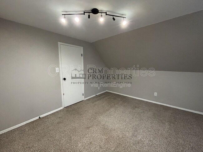 Building Photo - 1039 S Washington St