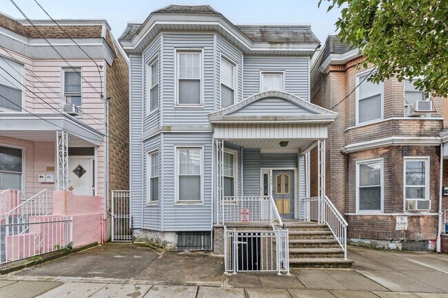 Building Photo - 713 15th St