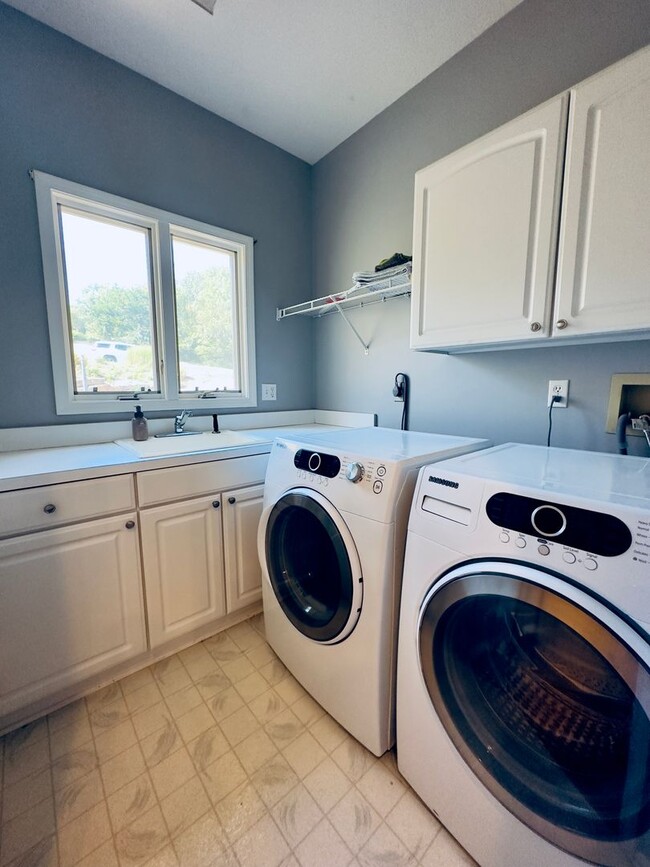 Building Photo - {6411} Enchanted Lake Estates + Updated Kitchen, Fresh Paint Throughout +  Main Floor Primary Bed...