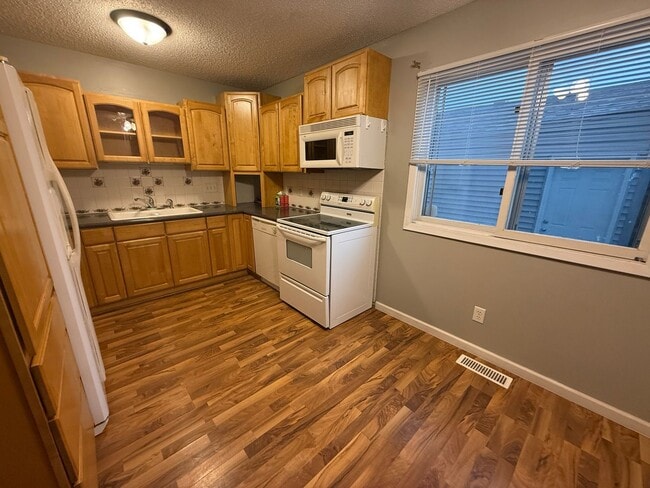 Building Photo - Great 3 bedroom, 1 Bathroom Side by Side T...