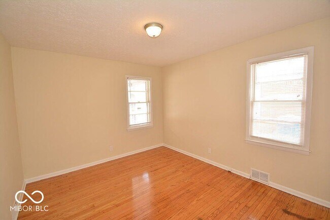 Building Photo - 5005 Indianola Ave