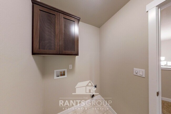 Building Photo - Easy freeway access! Newer subdivision!
