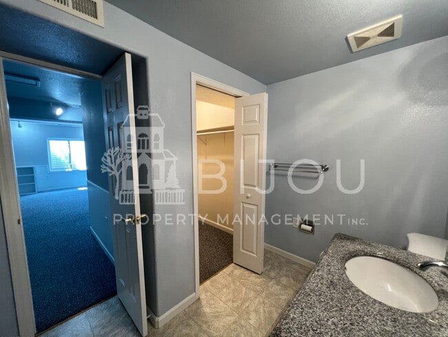 Building Photo - Spacious Rockrimmon Townhome