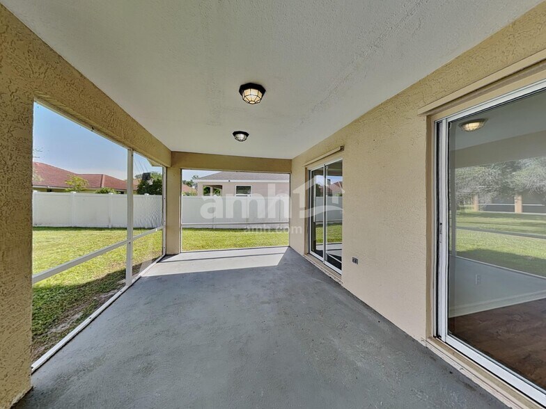 Building Photo - 5731 NW Zenith Dr