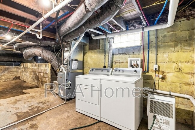 Building Photo - 1545 E Legrande Ave