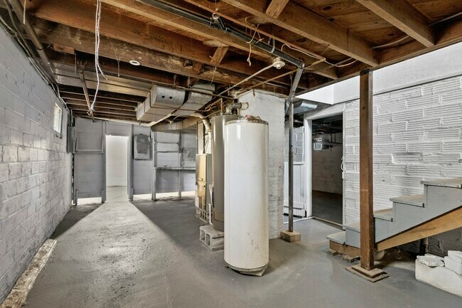 Building Photo - 906 Harrow Rd