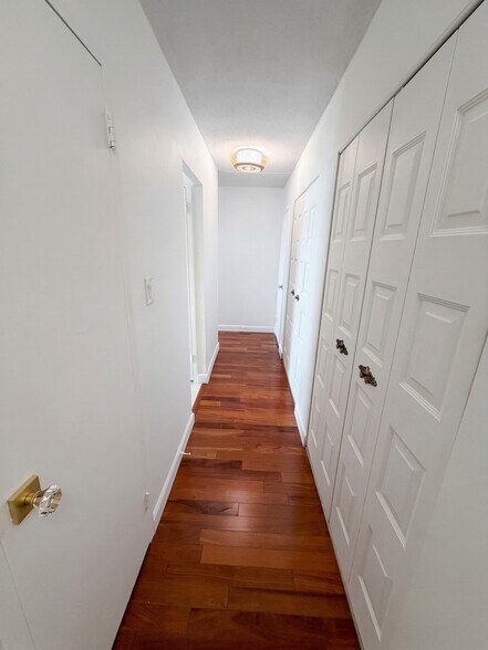 Foyer Hallway - 501 Slaters Ln
